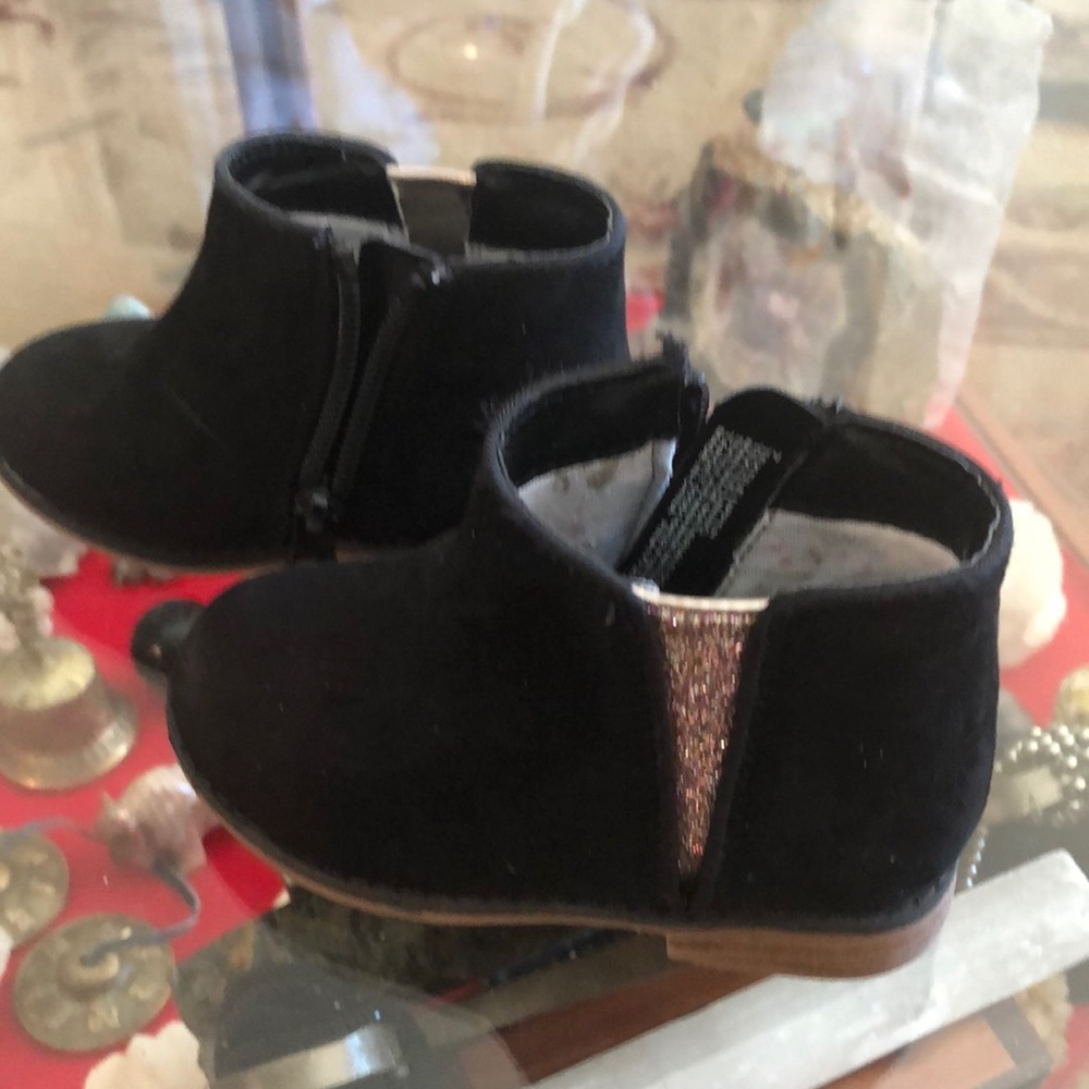 Toddler size 7 suede like ankle boots